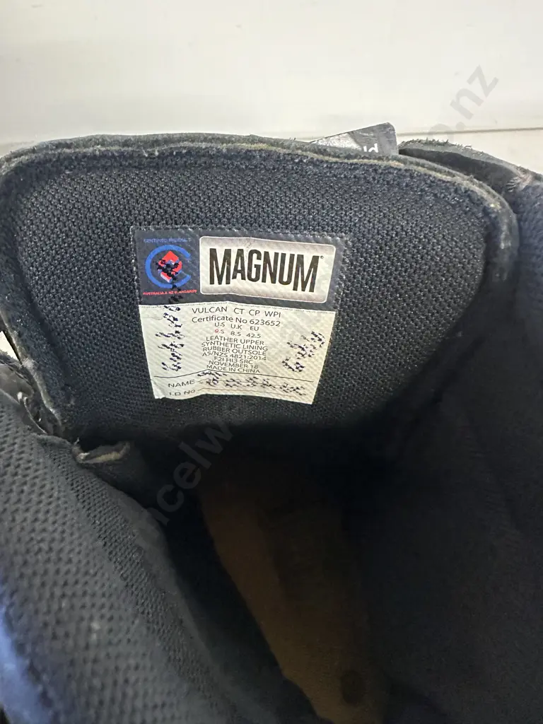 Pair Of Black Magnum Vulcan Boots Size UK 8.5 Image 1++