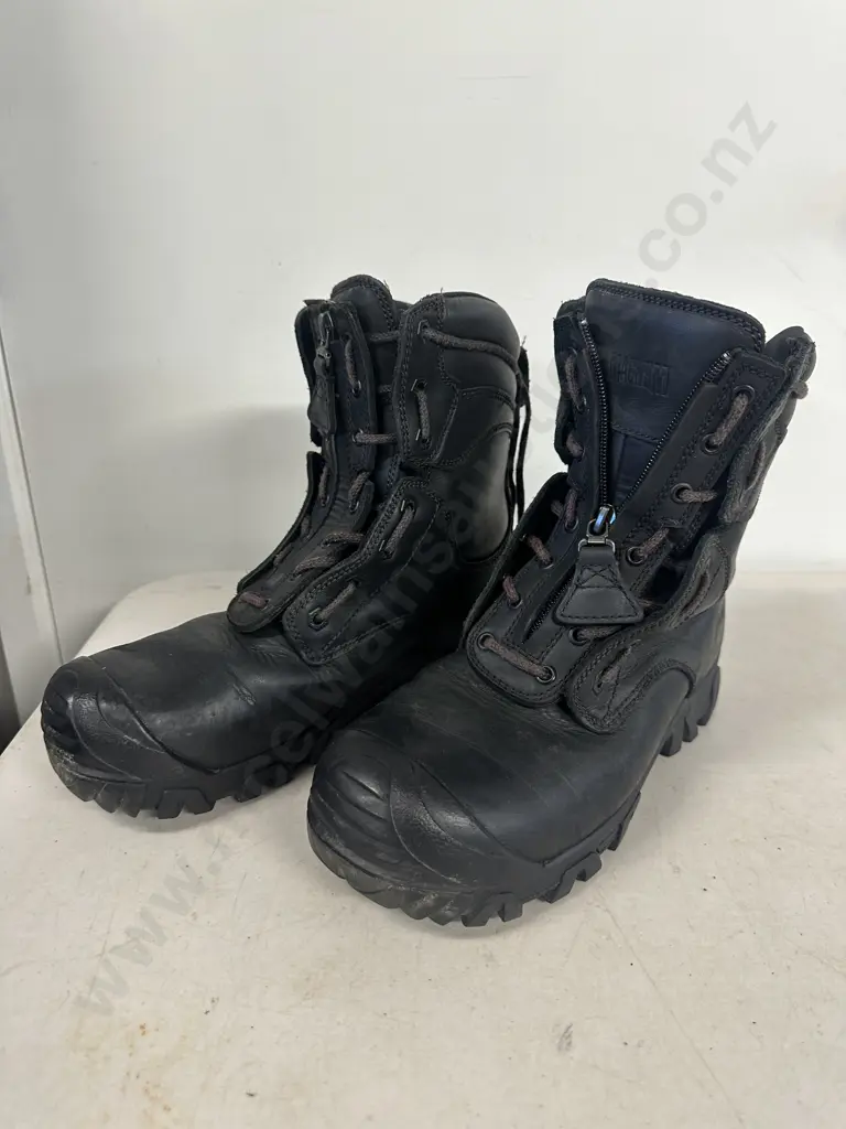 Pair Of Black Magnum Vulcan Boots Size UK 8.5 Image 1++