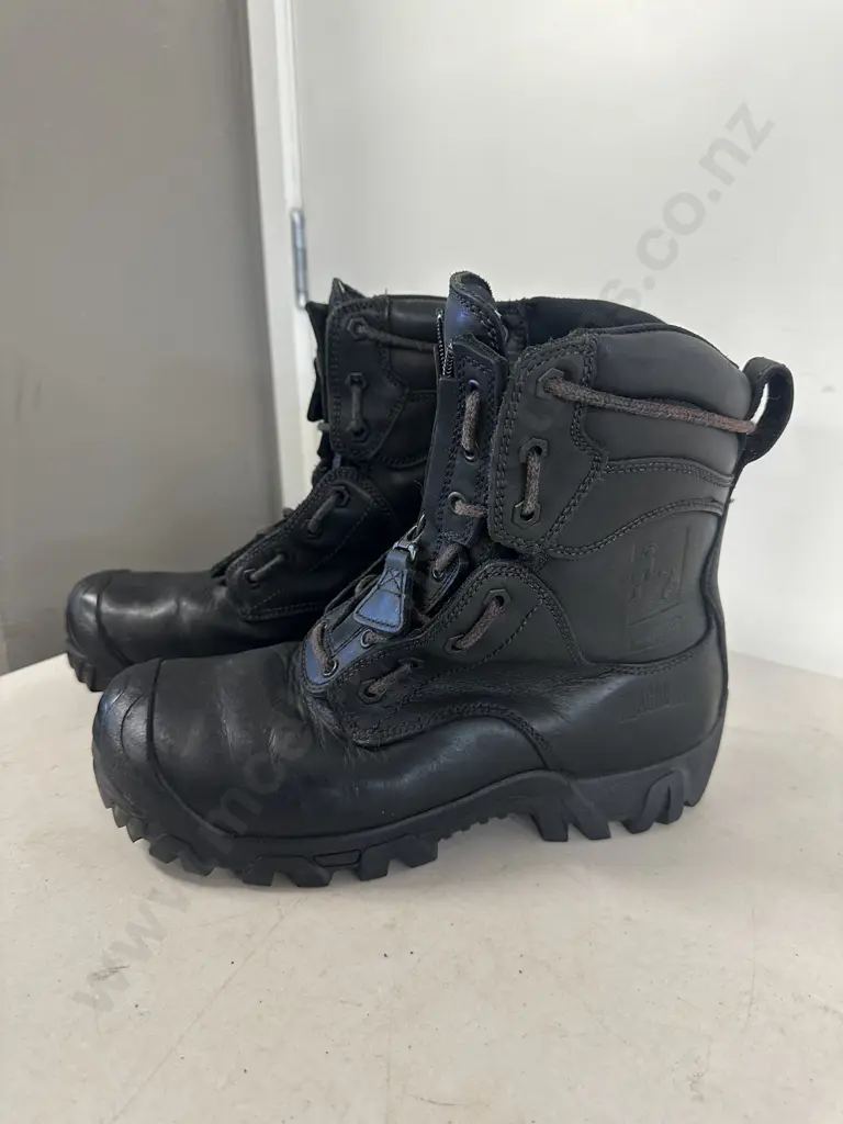Pair Of Black Magnum Vulcan Boots Size UK 8.5 Image 1++