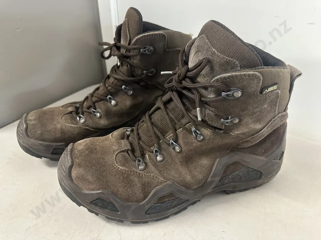 Pair Of Brown Gore-Tex lowa Tactical Boots Size UK 9.5 Image 1++