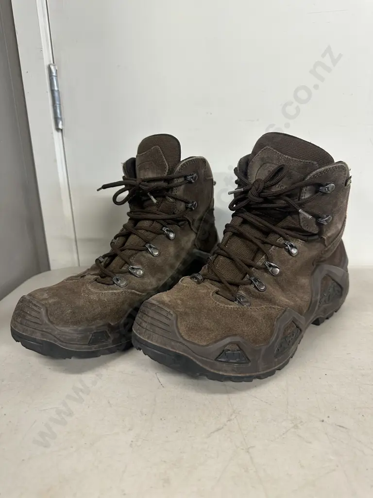 Pair Of Brown Gore-Tex lowa Tactical Boots Size UK 9.5 Image 1++