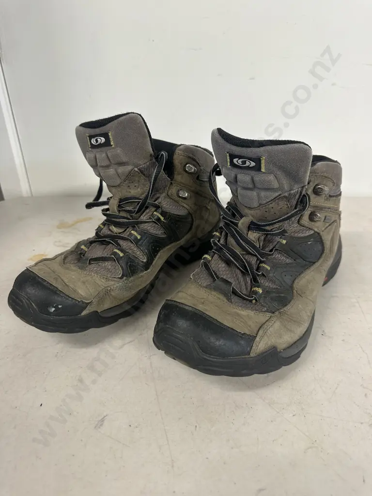Pair Of Green Gore-Tex Salomon Boots Size UK 9 Image 1++