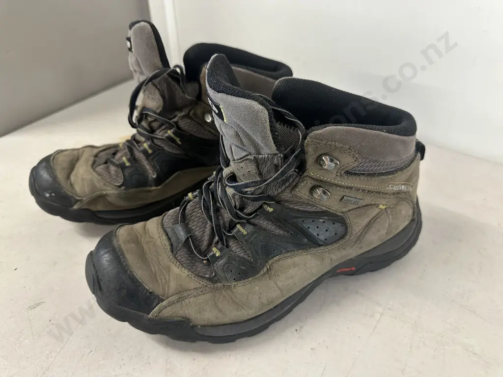 Pair Of Green Gore-Tex Salomon Boots Size UK 9 Image 1++