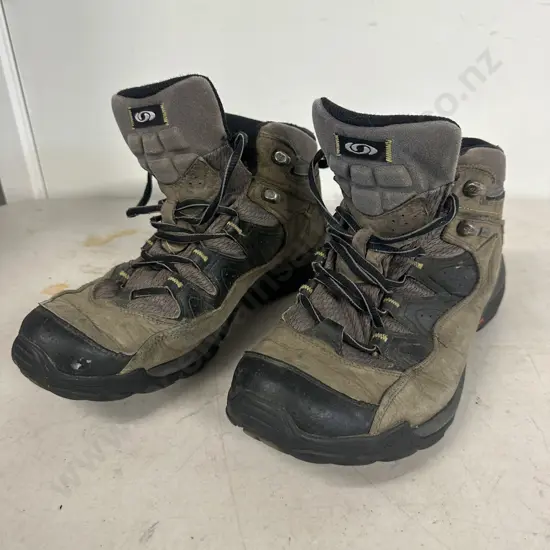 Pair Of Green Gore-Tex Salomon Boots Size UK 9