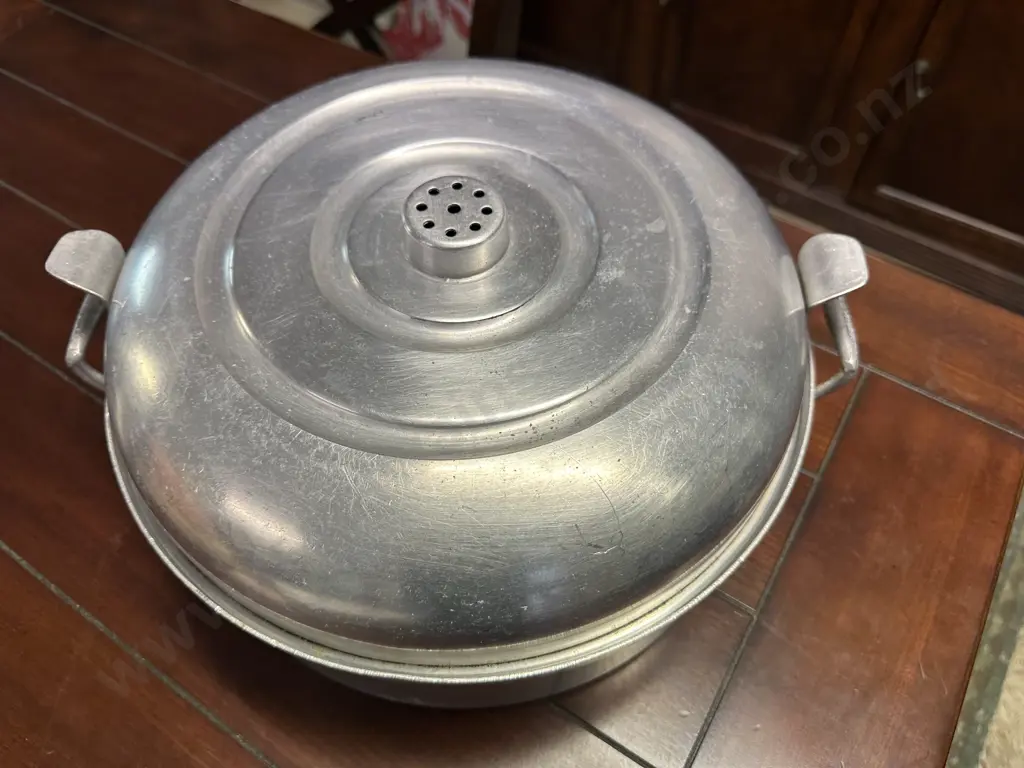 Vintage Round Aluminum Roasting Pan Image 1++