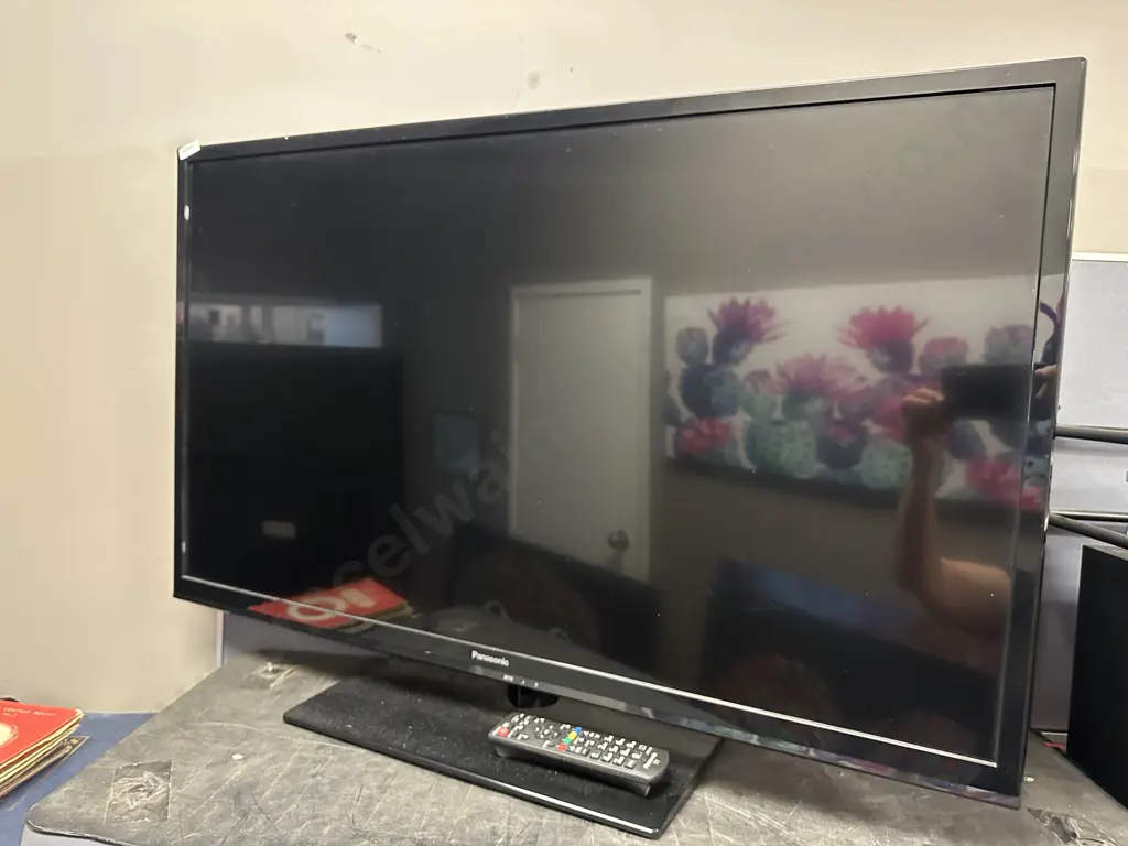 Panasonic 39" VIERA B6 Series Direct LED HDTV With Remote Image 1++