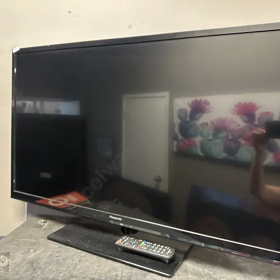 Panasonic 39" VIERA B6 Series Direct LED HDTV With Remote