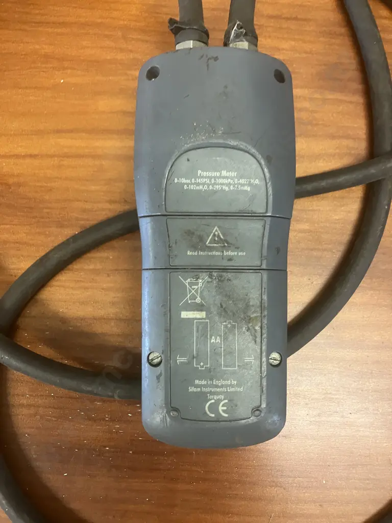 Digitron 2026P Manometer (Differential Digital Pressure Meter) 2 Pressure Ports. 0-10bar 0-1000kPa - England Image 1++