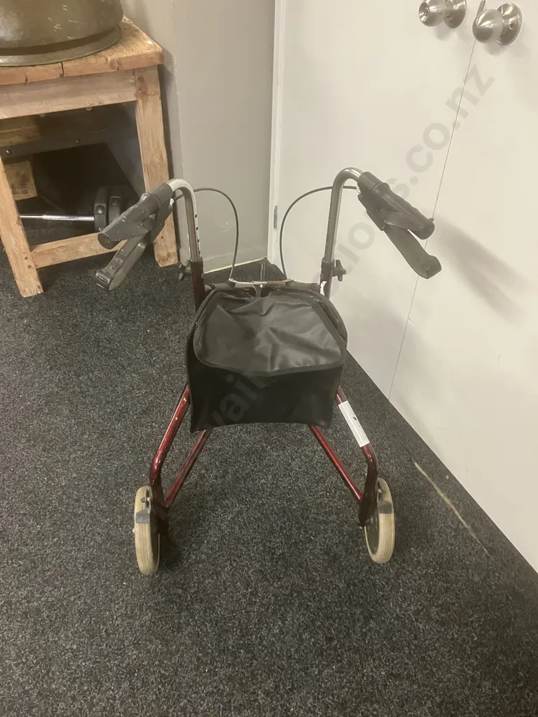 Tri Walker With Bag - 3 Wheeled Aluminium Rollator Image 1++