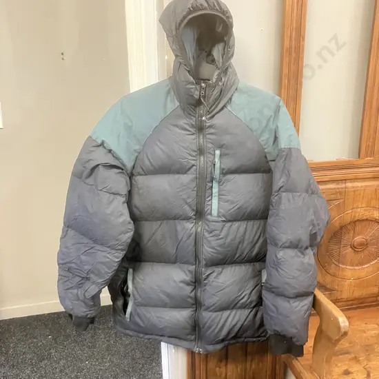 New Zealand Made MacPac Hooded Puffer Jacket Size Small