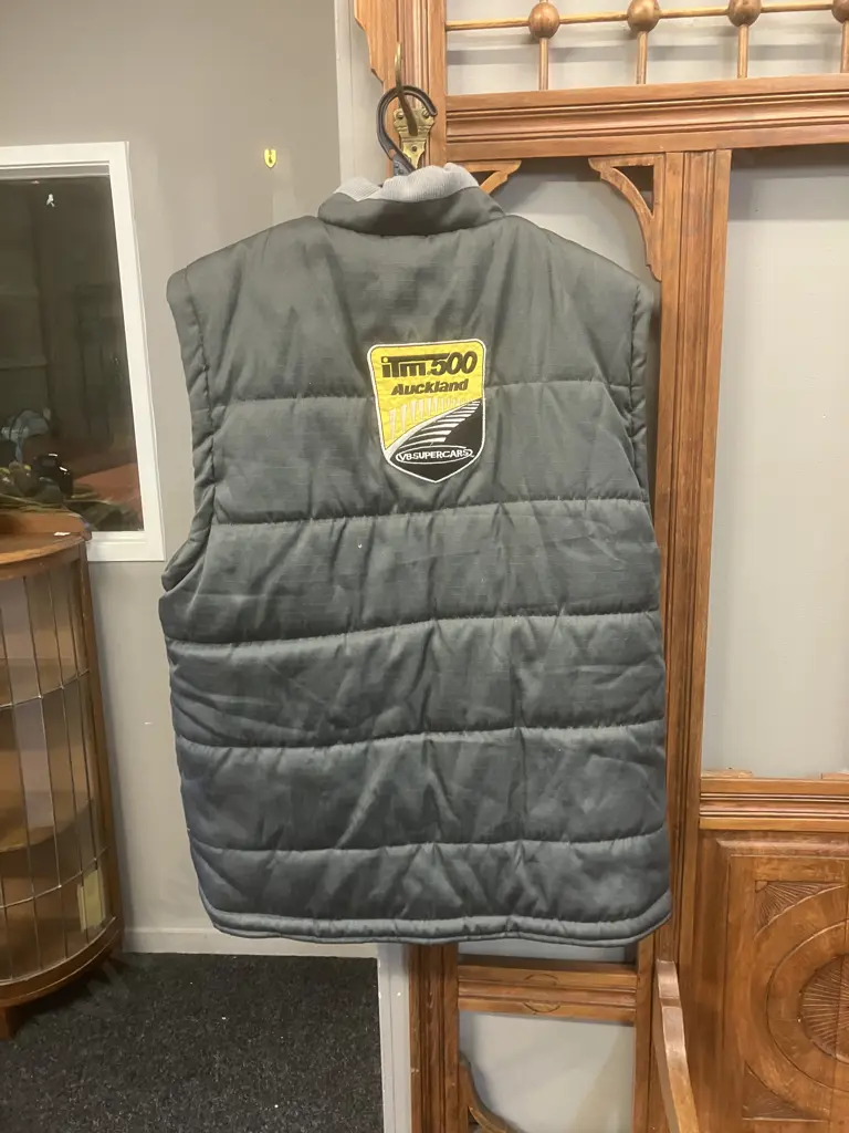 Vintage ITM500 Auckland V8 Supercars Vest Mens Size L Grey Sleeveless Puffer Button Up Image 1++