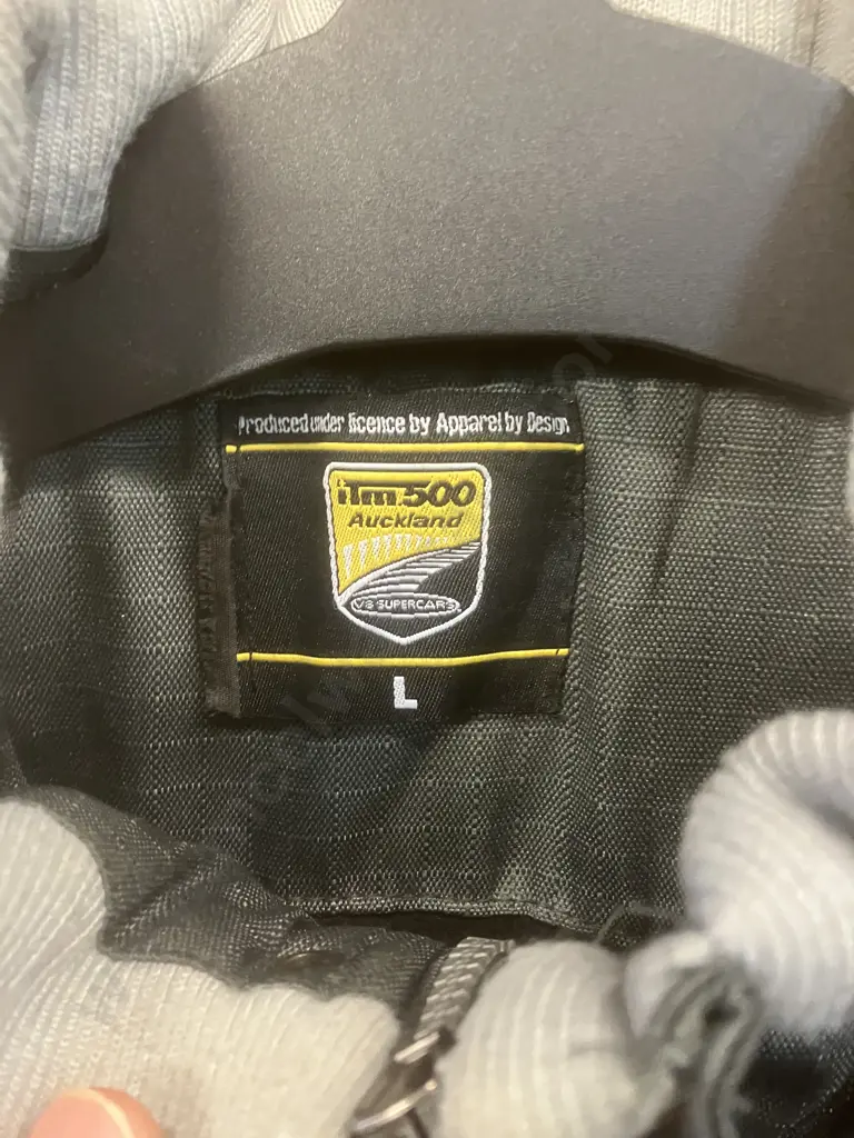 Vintage ITM500 Auckland V8 Supercars Vest Mens Size L Grey Sleeveless Puffer Button Up Image 1++