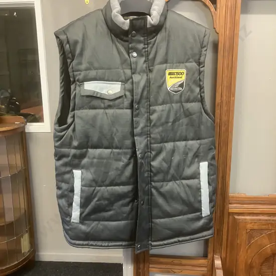 Vintage ITM500 Auckland V8 Supercars Vest Mens Size L Grey Sleeveless Puffer Button Up