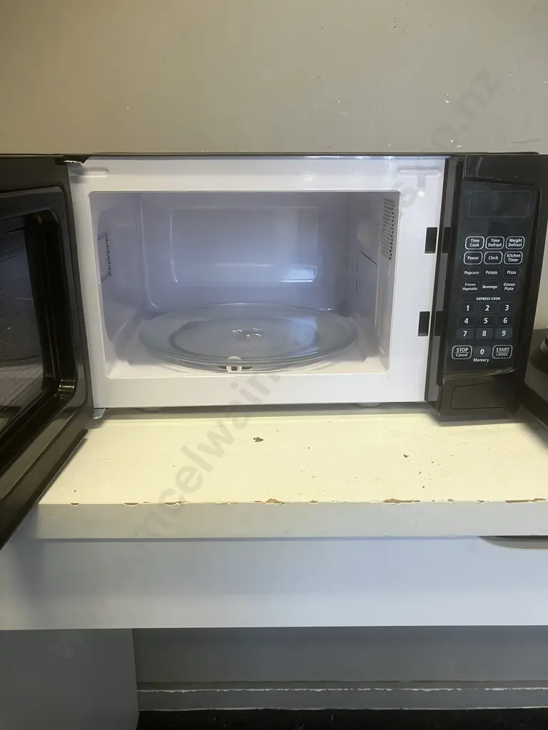 Living & Co 20 Litre 800W Microwave (Black) & Anko JB-2011T Hot Plate Image 1++