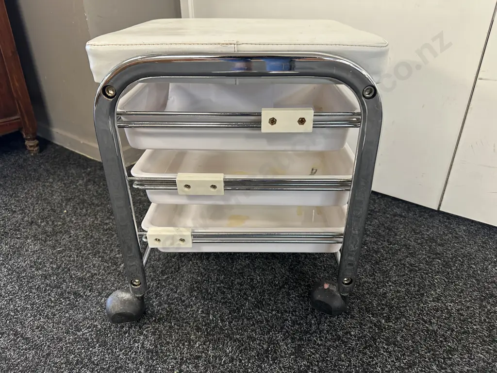 Mobile Hairdressing Stool With Three Drawers Image 1++