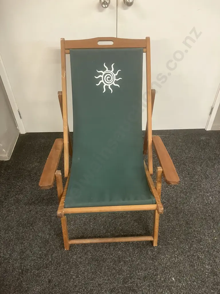 Modern Garden / Beach Deck Chair, Height Adjustable, Green Canvas Image 1++