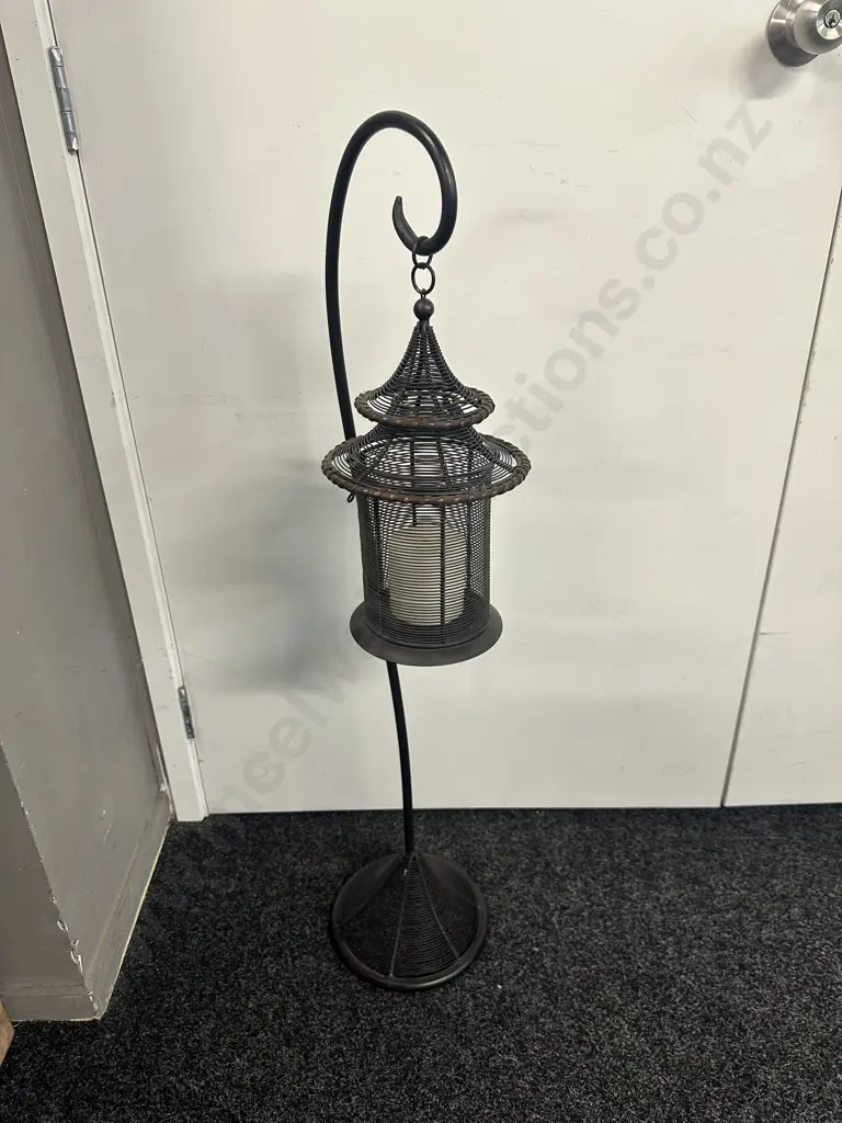 Rustic Wire Candle Holder On Stand Image 1++