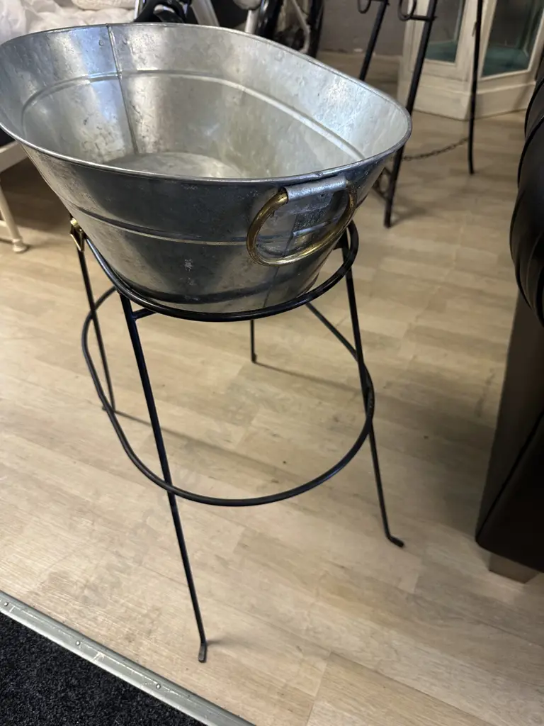 Galvanised Drinks Bucket On Stand Image 1++