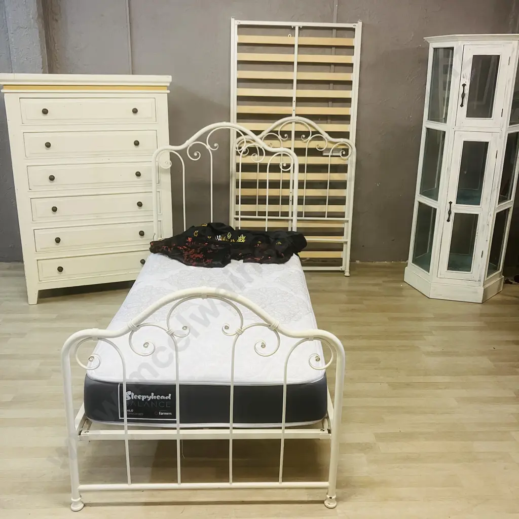 Pair of Vintage Style Early Settler Chantelle Single White Metal Bed Frames With One Sleepyhead Balance Mattress Image 1++