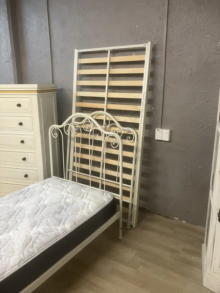 Pair of Vintage Style Early Settler Chantelle Single White Metal Bed Frames With One Sleepyhead Balance Mattress Image 1++