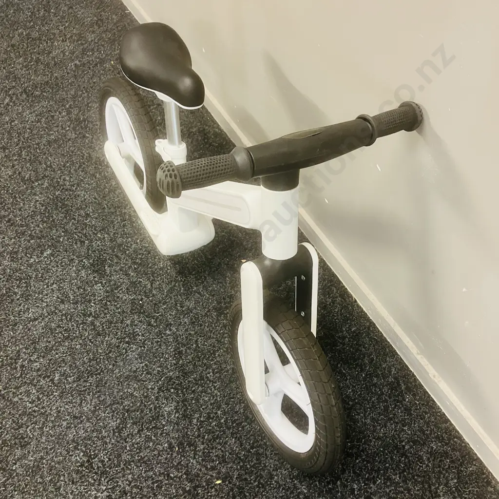 White 30cm Light Up Balance Bike Image 1++