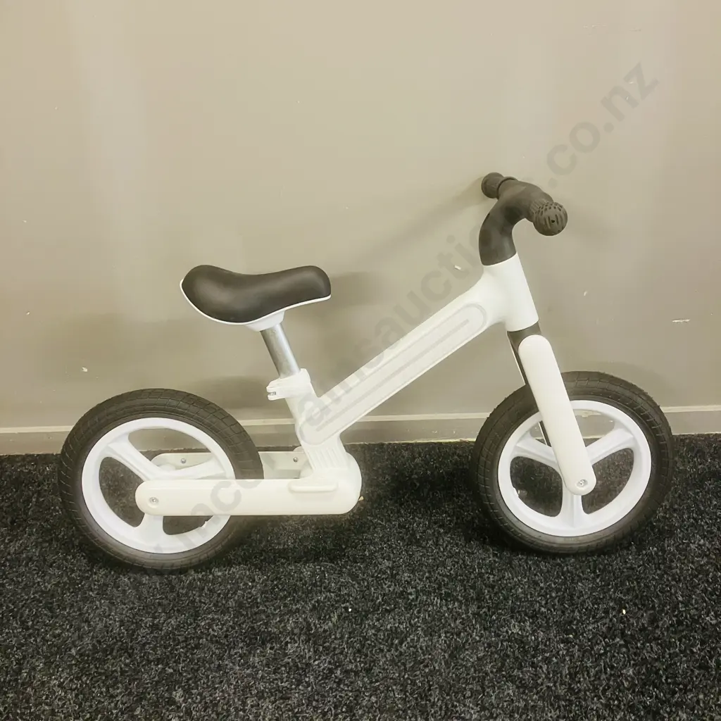 White 30cm Light Up Balance Bike Image 1++