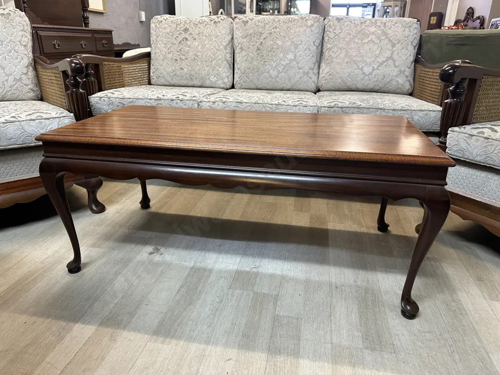 Mahogany Queen Anne Style Coffee Table 42 x 130 x 52cm. Image 1++