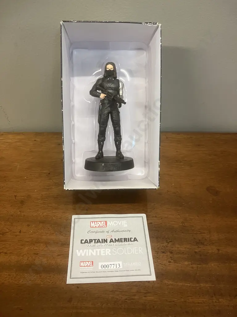 Winter Soldier Captain America 'The Winter Soldier' Eaglemoss Statue Marvel Figure 2016 with COA Image 1++