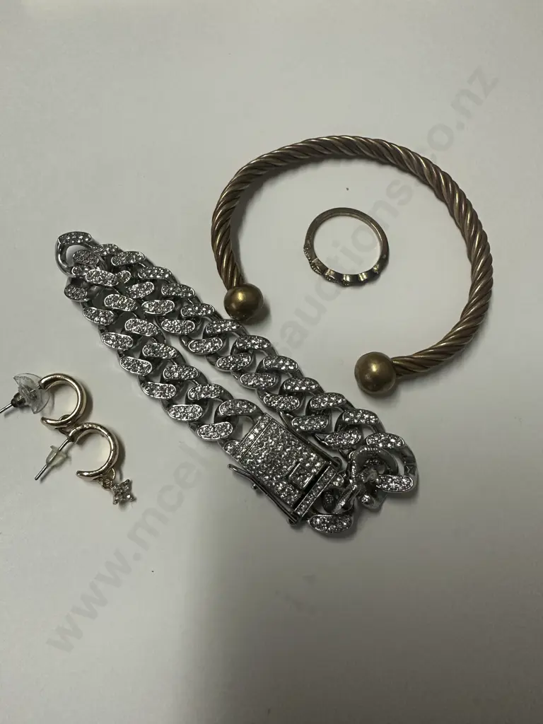Assorted Jewellery Items Image 1++