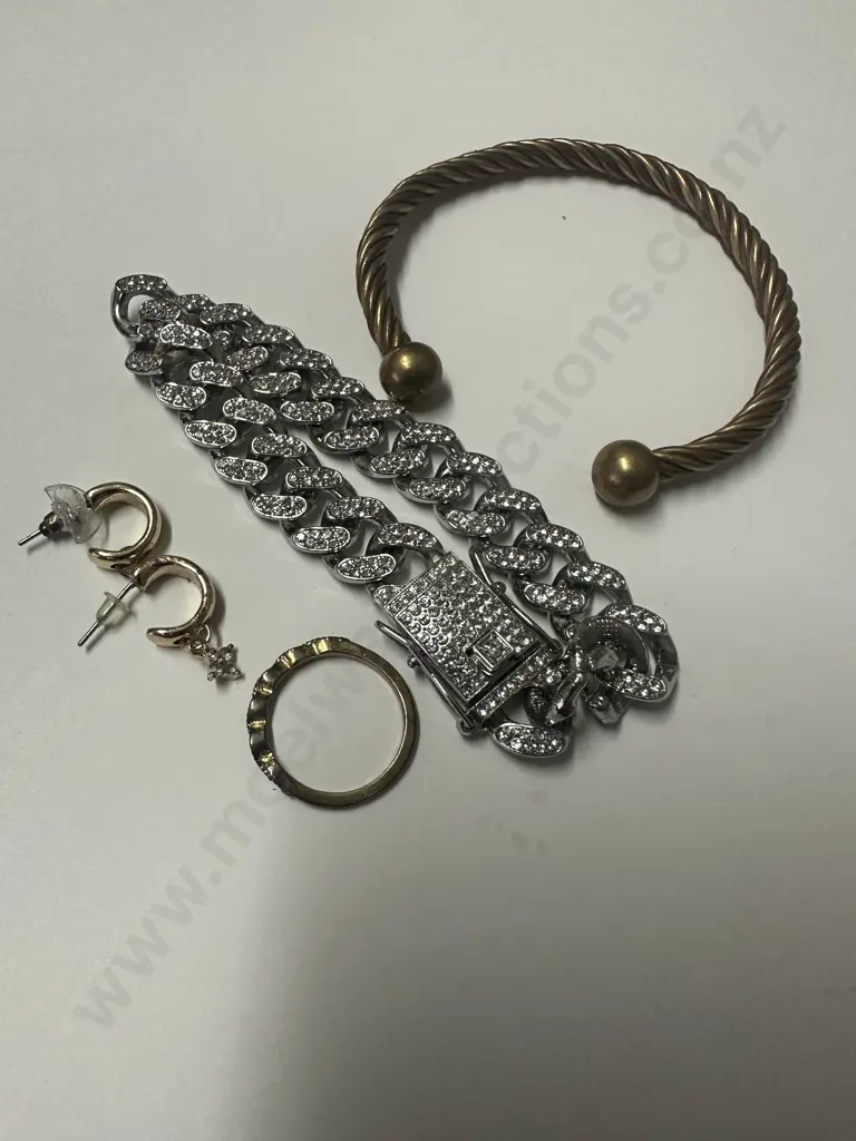 Assorted Jewellery Items Image 1++