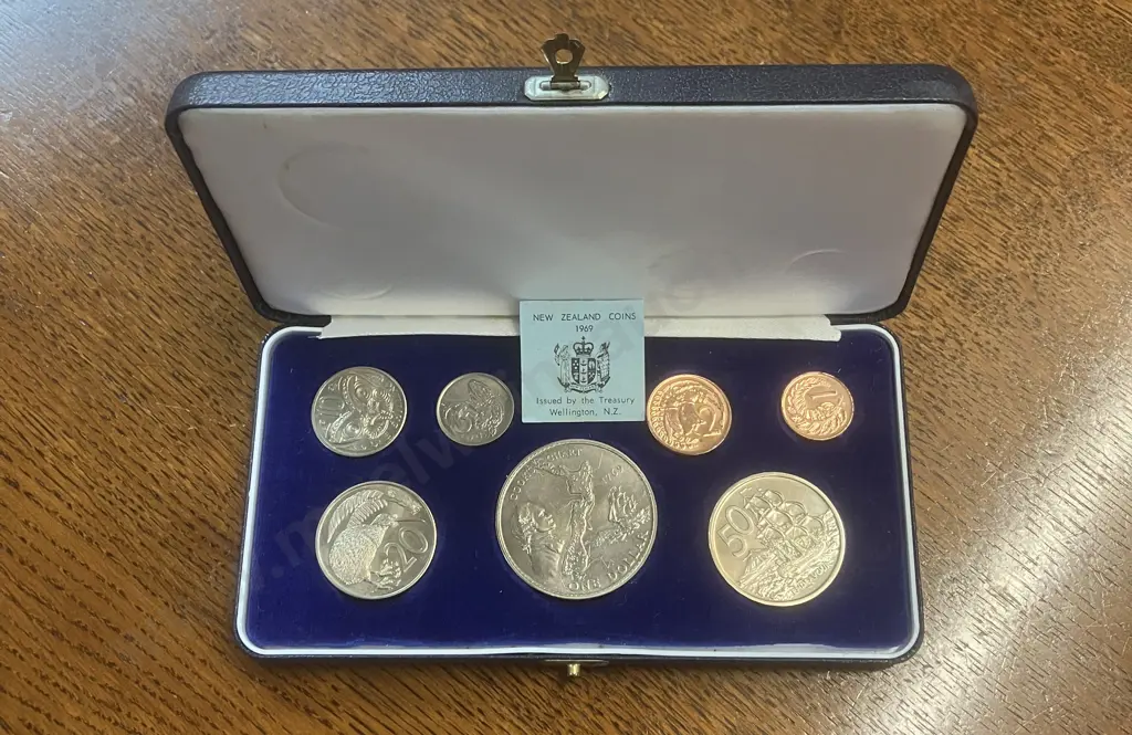 1969 New Zealand UNC Coin Set - Cook Commemorative Issue In Case Image 1++