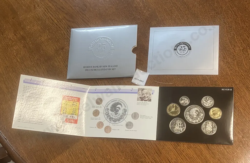 New Zealand 1992 Uncirculated Coin Set - 25th Anniversary (Of Decimal Currency) With Outer Sleeve & Info Card Image 1++