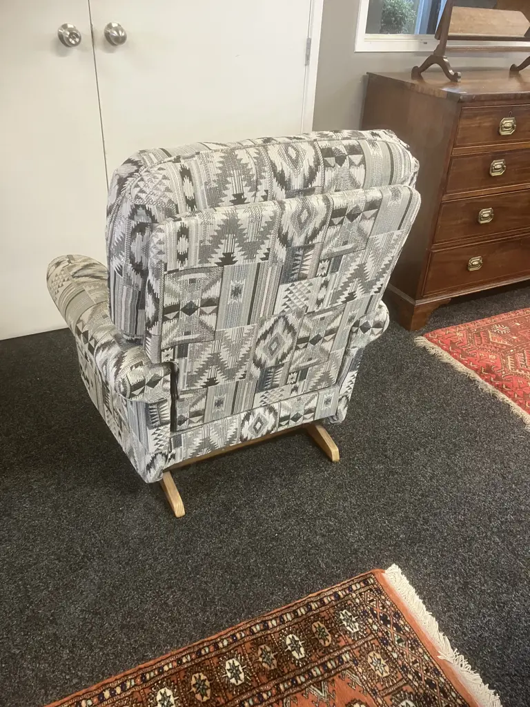 LA-Z-BOY Reclina-Rocker Upholstered In Grey & Black Aztec Patterned Fabric Image 1++