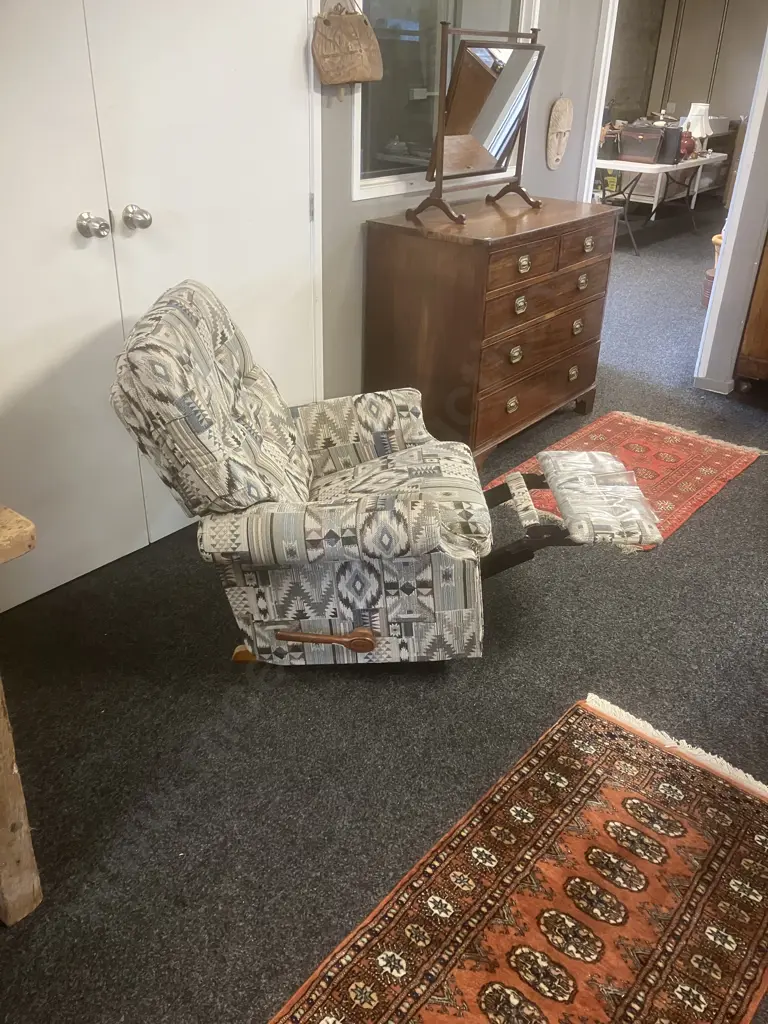 LA-Z-BOY Reclina-Rocker Upholstered In Grey & Black Aztec Patterned Fabric Image 1++