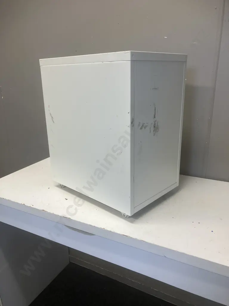 White Metal Mobile Filer, 3 Drawer. H48 W28 D41cm Image 1++