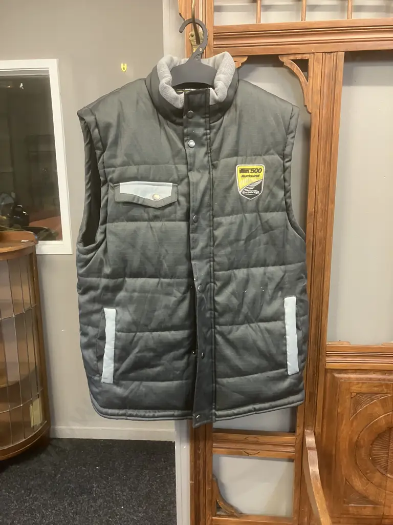 Vintage ITM500 Auckland V8 Supercars Vest Mens Size L Grey Sleeveless Puffer Button Up Image 1++