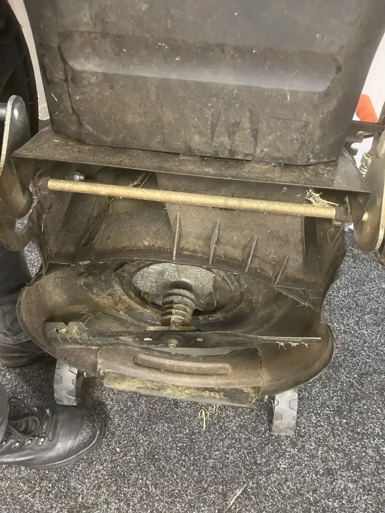 YardForce Lawnmower With Catcher - 144cc Image 1++