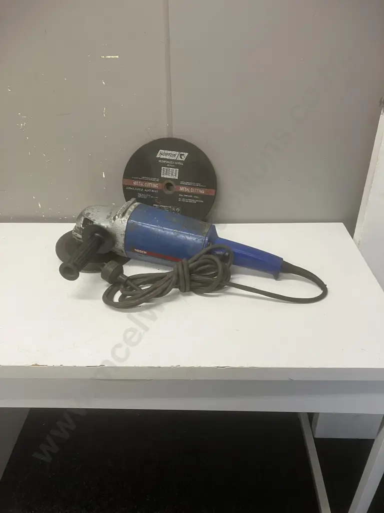 Bosch (Germany) 2200W Angle Grinder With Cutting Discs Image 1++
