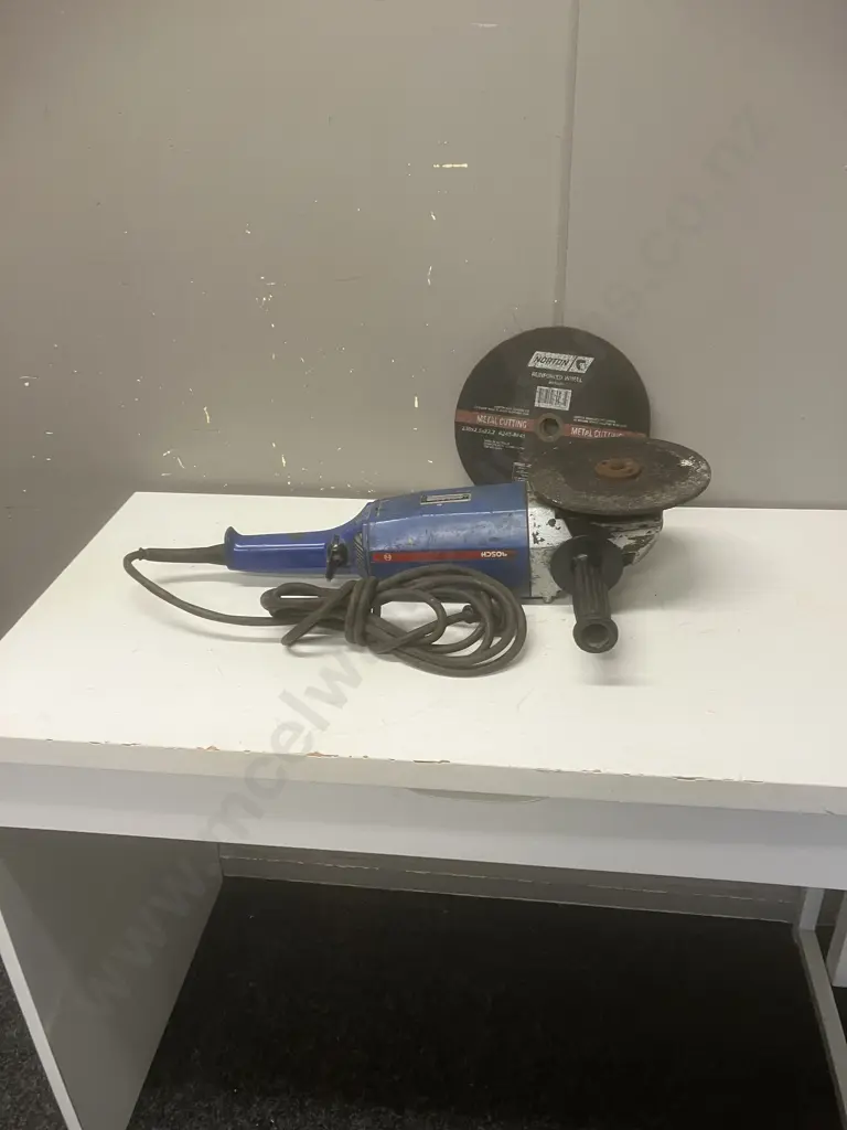 Bosch (Germany) 2200W Angle Grinder With Cutting Discs Image 1++