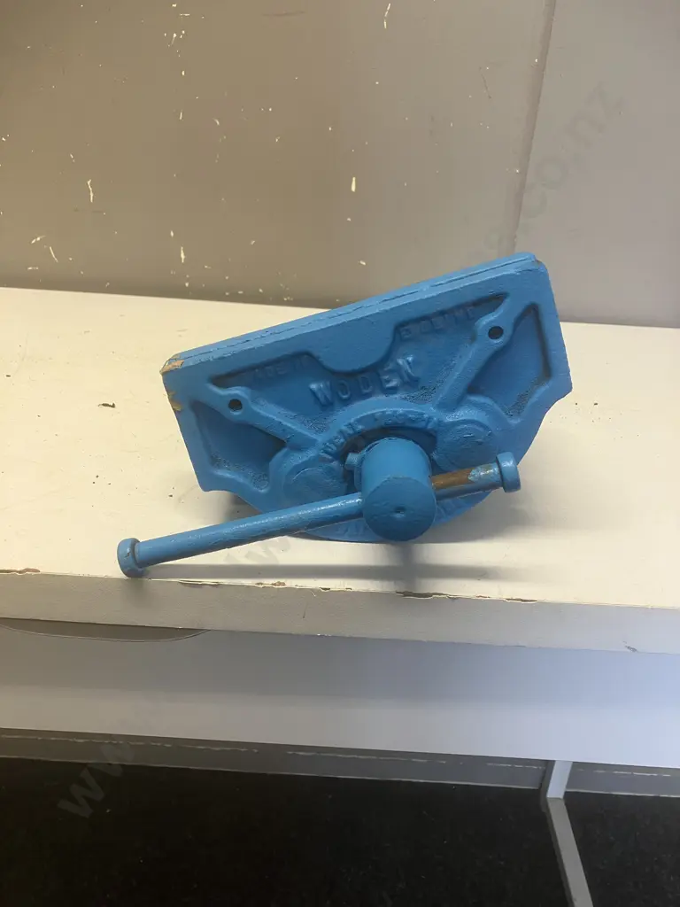 WODEN (England) Wood Vice Painted Blue Image 1++