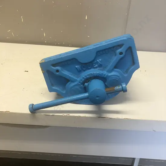 WODEN (England) Wood Vice Painted Blue