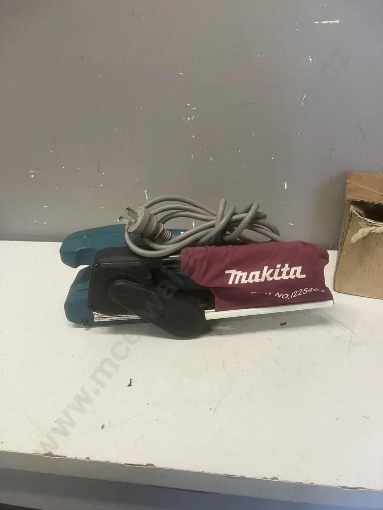 Makita 76mm (3") Belt Sander Model 9910 With Original Box Image 1++