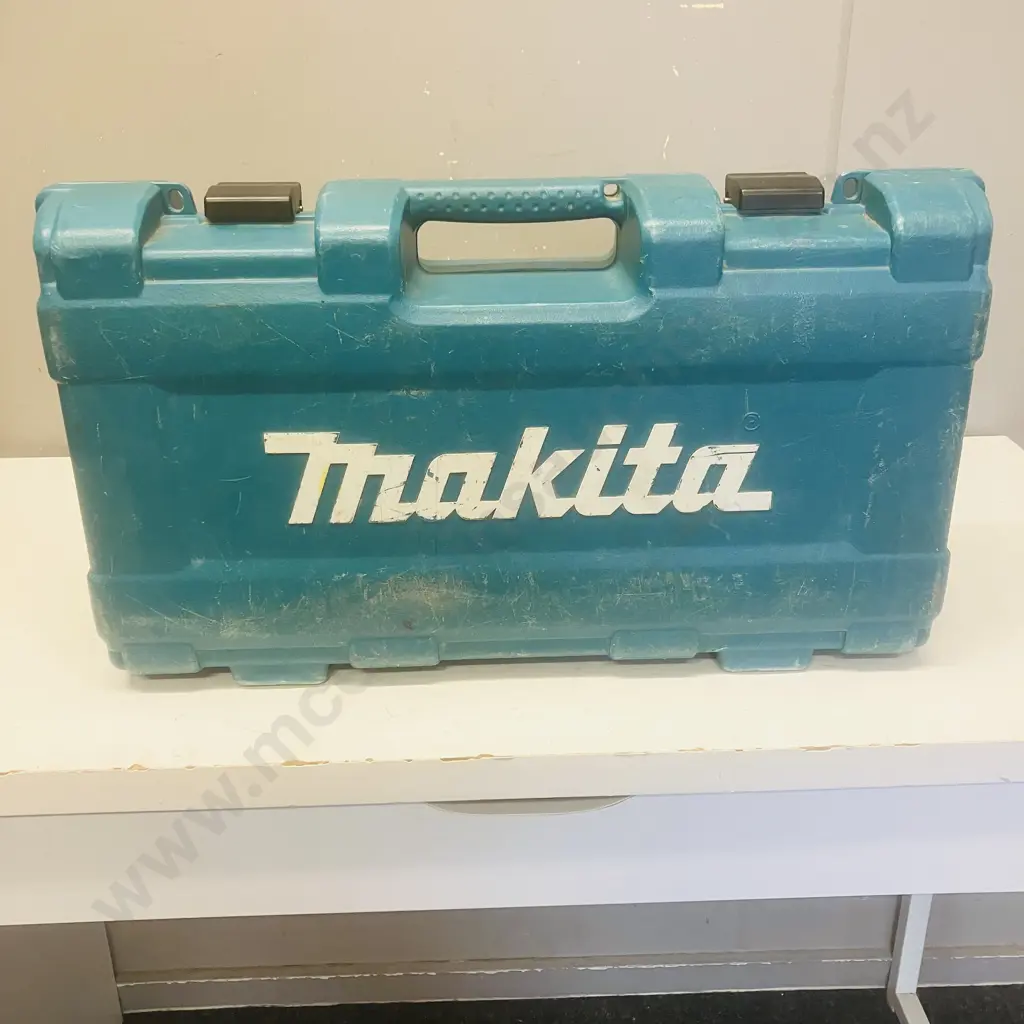 Makita Recipro Saw JR3030T (Needs Plug) IN Case With Makita 185mm Circular Saw HS7000 Image 1++