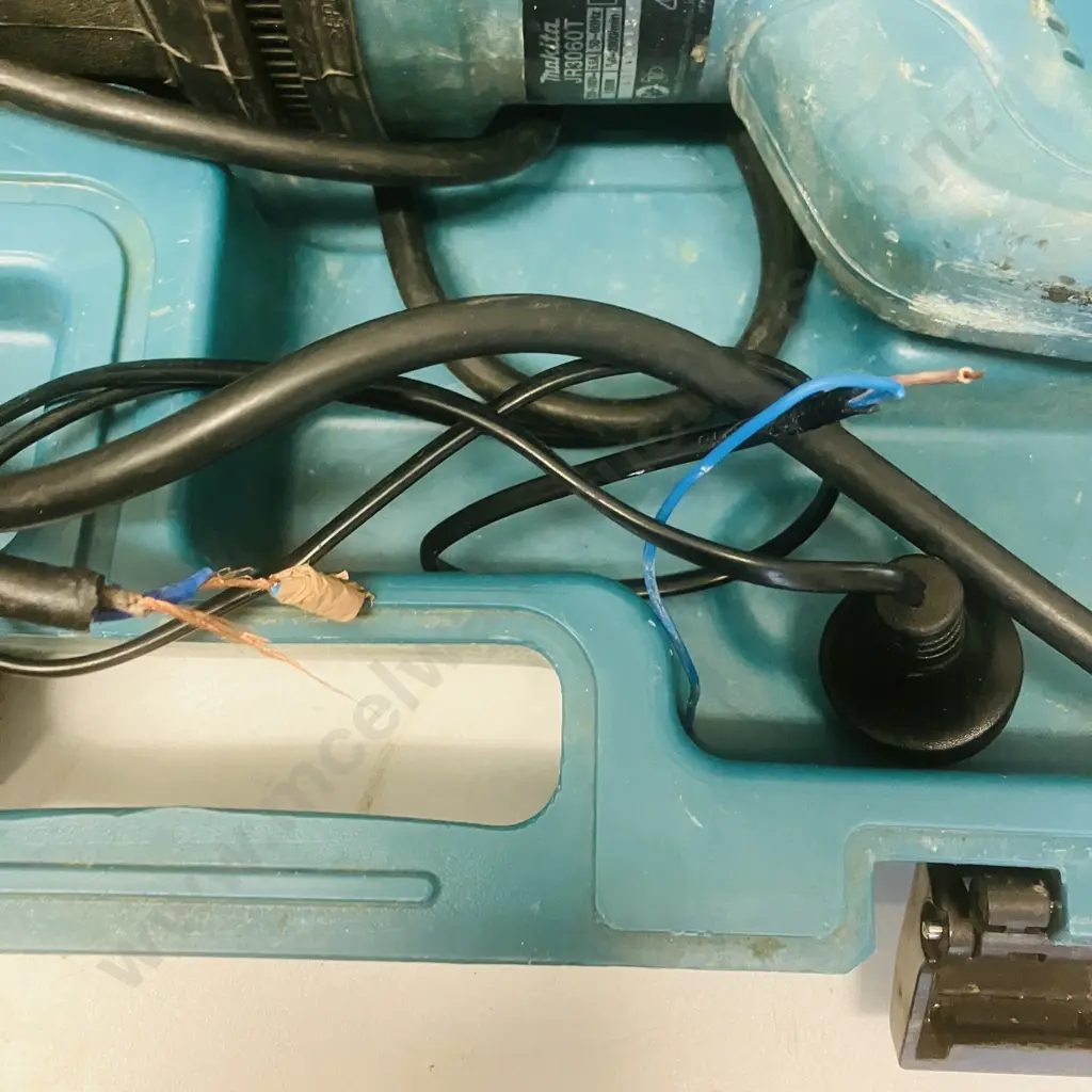 Makita Recipro Saw JR3030T (Needs Plug) IN Case With Makita 185mm Circular Saw HS7000 Image 1++