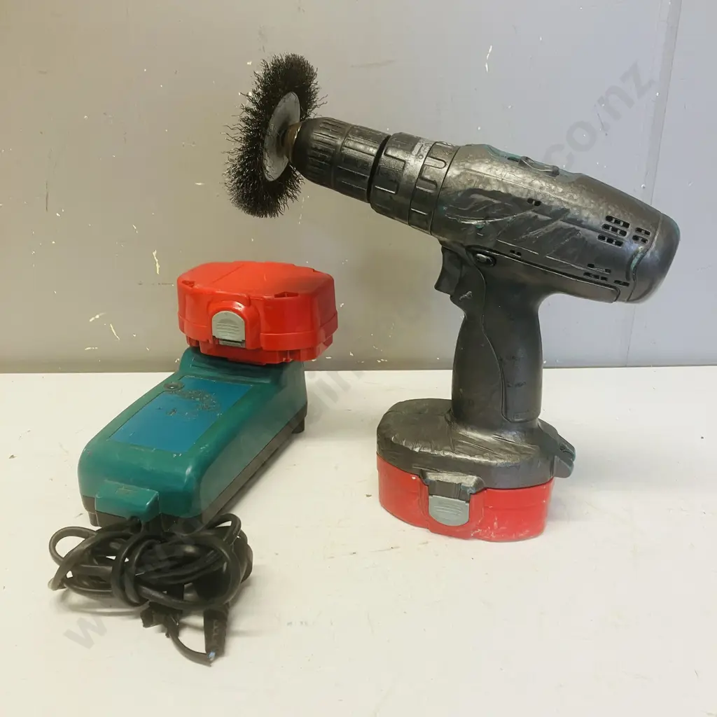 Makita Drill, 2 x Batteries & Charger Image 1++