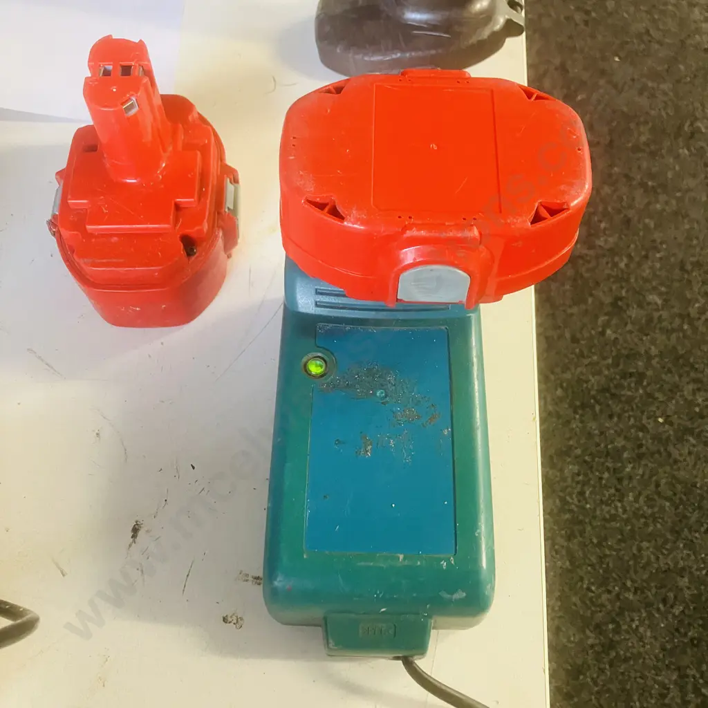 Makita Drill, 2 x Batteries & Charger Image 1++