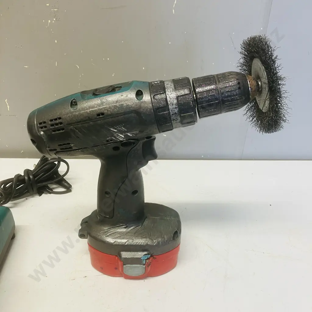 Makita Drill, 2 x Batteries & Charger Image 1++