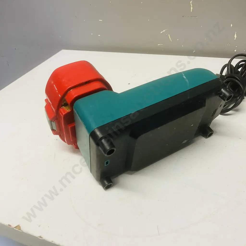 Makita Drill, 2 x Batteries & Charger Image 1++