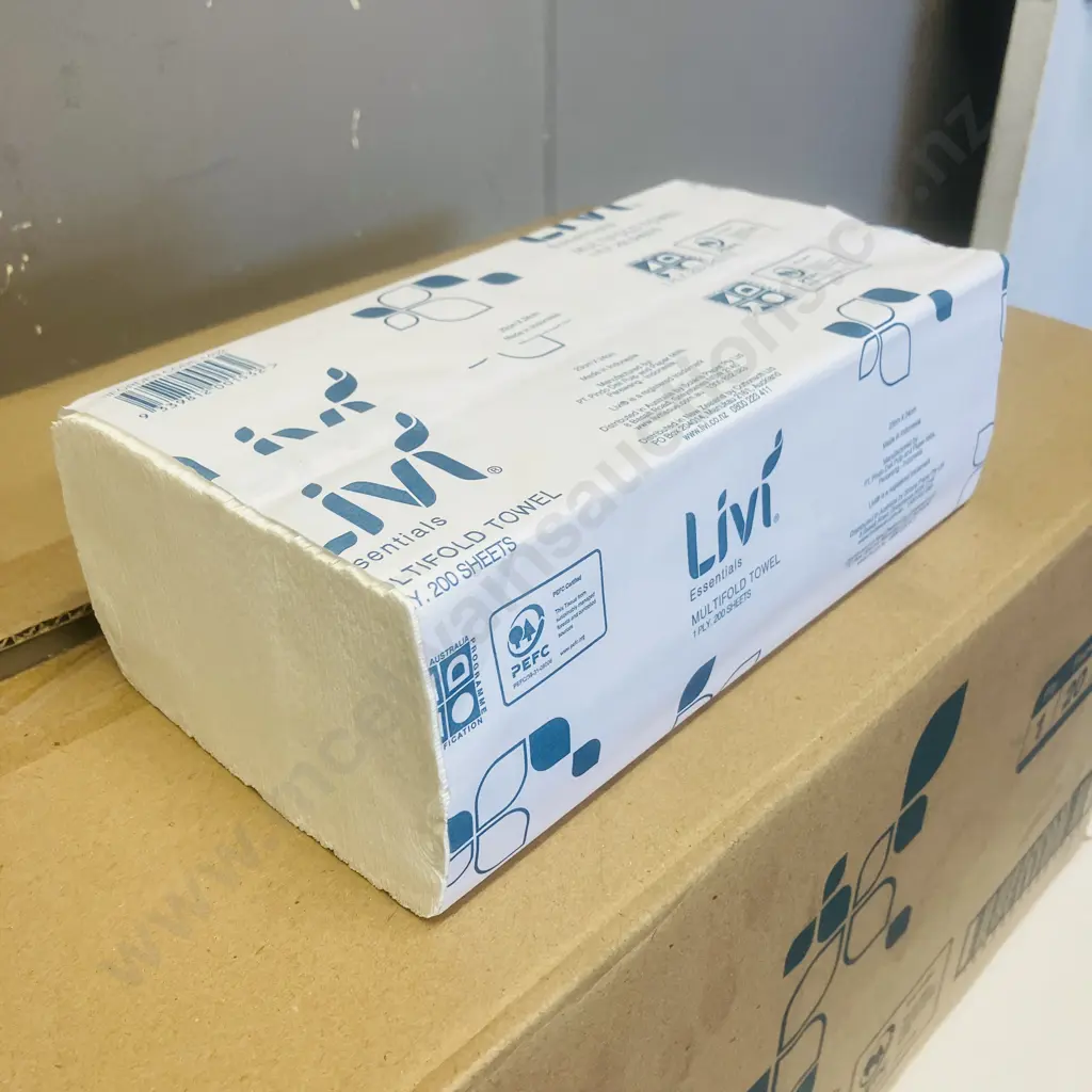 Livi Essentials Premium Multifold Towel - 20 Packs of 200 Image 1++