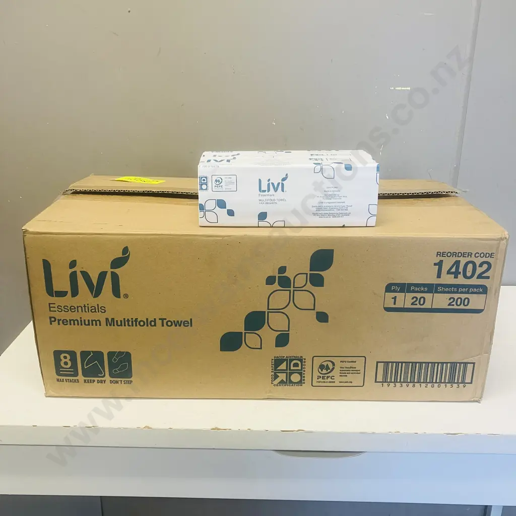 Livi Essentials Premium Multifold Towel - 20 Packs of 200 Image 1++
